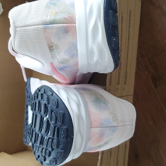 NIKE RUNNING SHOES - Picture 4 of 11